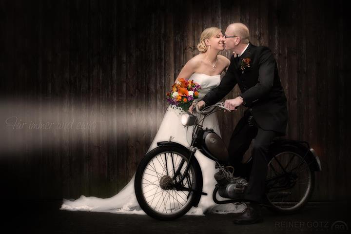 Hochzeit Bräutigam auf dem Bike